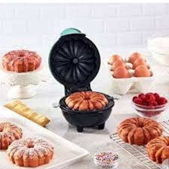 đź’ĄNEW MINI BUNDT CAKE MAKER | Color Aqua | Brand Dashđź’Ą - Picture 3 of 8